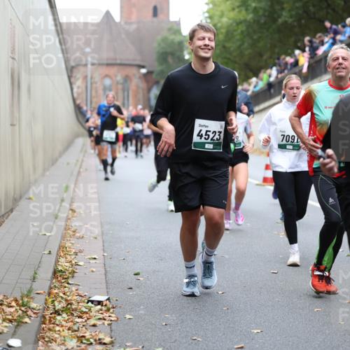 05.10.2025 - 20. swb-Marathon Bremen Michael Strokosch http://msf.ph/oto/9221581 05.10.2025 12:55:39 Laufen 4523, 709, 2255 meine-sportfotos.de