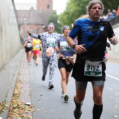 05.10.2025 - 20. swb-Marathon Bremen Michael Strokosch http://msf.ph/oto/9221595 05.10.2025 12:55:46 Laufen 4513, 4425, 9152 meine-sportfotos.de