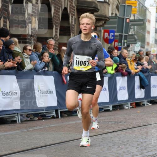 05.10.2025 - 20. swb-Marathon Bremen Strokosch-Dieckow http://msf.ph/oto/9221604 05.10.2025 10:39:24 Ziel 7111, 9239, 9863, 11067, 11343 meine-sportfotos.de