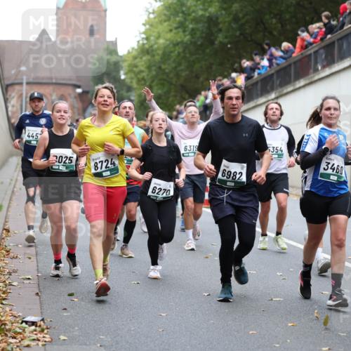 05.10.2025 - 20. swb-Marathon Bremen Michael Strokosch http://msf.ph/oto/9221606 05.10.2025 12:55:50 Laufen 445, 025, 8724, 6270, 6319, 6982, 5354, 3460 meine-sportfotos.de