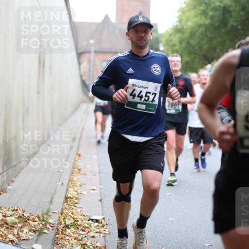 05.10.2025 - 20. swb-Marathon Bremen Michael Strokosch http://msf.ph/oto/9221613 05.10.2025 12:55:52 Laufen 4457, 8901, 9025 meine-sportfotos.de