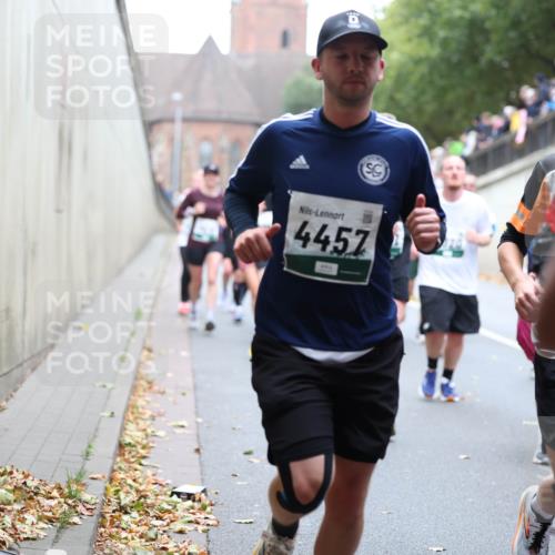 05.10.2025 - 20. swb-Marathon Bremen Michael Strokosch http://msf.ph/oto/9221614 05.10.2025 12:55:52 Laufen 4457, 31 meine-sportfotos.de