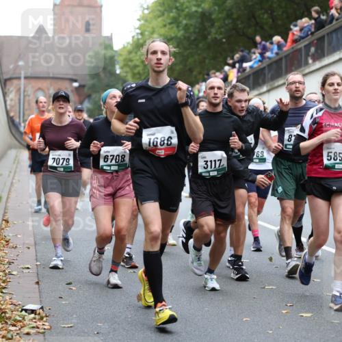 05.10.2025 - 20. swb-Marathon Bremen Michael Strokosch http://msf.ph/oto/9221620 05.10.2025 12:55:55 Laufen 7079, 6708, 1686, 3117, 69, 5850 meine-sportfotos.de