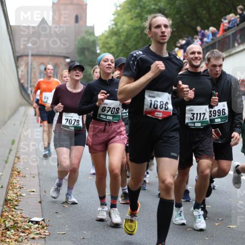 05.10.2025 - 20. swb-Marathon Bremen Michael Strokosch http://msf.ph/oto/9221621 05.10.2025 12:55:55 Laufen 7079, 6708, 1686, 3117, 3996, 2, 5850 meine-sportfotos.de