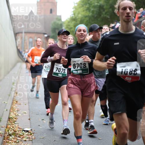 05.10.2025 - 20. swb-Marathon Bremen Michael Strokosch http://msf.ph/oto/9221622 05.10.2025 12:55:56 Laufen 425, 7079, 6708, 1686, 26, 1 meine-sportfotos.de