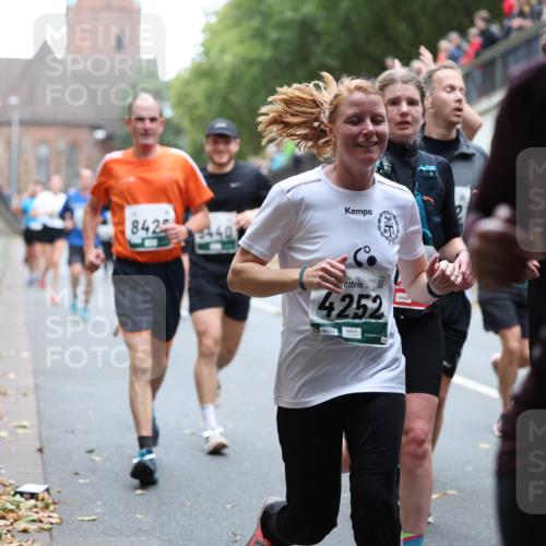 05.10.2025 - 20. swb-Marathon Bremen Michael Strokosch http://msf.ph/oto/9221628 05.10.2025 12:55:58 Laufen 842, 5440, 4252, 707 meine-sportfotos.de