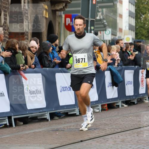 05.10.2025 - 20. swb-Marathon Bremen Strokosch-Dieckow http://msf.ph/oto/9221632 05.10.2025 10:39:34 Ziel 9289, 9671, 10525, 11418, 11474 meine-sportfotos.de