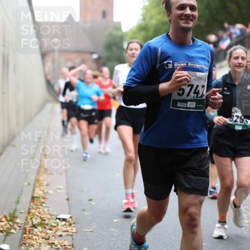 05.10.2025 - 20. swb-Marathon Bremen Michael Strokosch http://msf.ph/oto/9221641 05.10.2025 12:56:02 Laufen 5747, 40, 829 meine-sportfotos.de