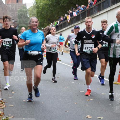 05.10.2025 - 20. swb-Marathon Bremen Michael Strokosch http://msf.ph/oto/9221648 05.10.2025 12:56:04 Laufen 7778, 13440, 6084, 8529, 453 meine-sportfotos.de