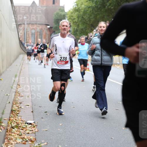05.10.2025 - 20. swb-Marathon Bremen Michael Strokosch http://msf.ph/oto/9221656 05.10.2025 12:56:06 Laufen 239, 7778 meine-sportfotos.de