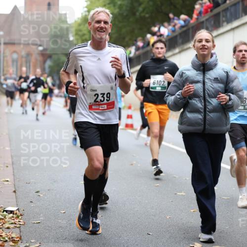 05.10.2025 - 20. swb-Marathon Bremen Michael Strokosch http://msf.ph/oto/9221657 05.10.2025 12:56:07 Laufen 239, 01236, 6102, 8, 1 meine-sportfotos.de
