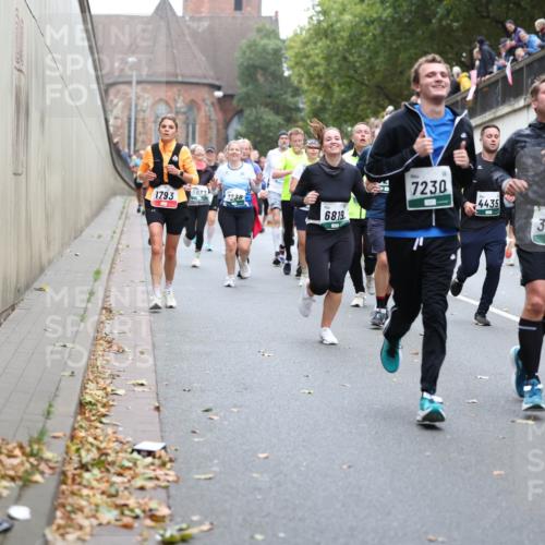 05.10.2025 - 20. swb-Marathon Bremen Michael Strokosch http://msf.ph/oto/9221702 05.10.2025 12:56:21 Laufen 7230, 8677, 5033, 1793, 7238, 4435, 68, 19, 3757 meine-sportfotos.de