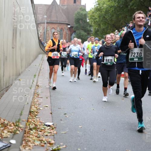 05.10.2025 - 20. swb-Marathon Bremen Michael Strokosch http://msf.ph/oto/9221704 05.10.2025 12:56:21 Laufen 1793, 5033, 7238, 7230, 563, 435, 68, 19, 3752 meine-sportfotos.de