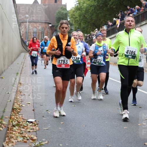 05.10.2025 - 20. swb-Marathon Bremen Michael Strokosch http://msf.ph/oto/9221710 05.10.2025 12:56:23 Laufen 4946, 7238, 5637, 1793, 8185, 3263 meine-sportfotos.de