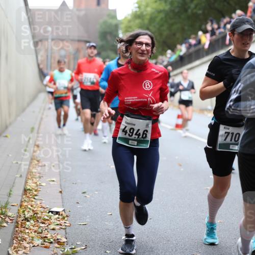 05.10.2025 - 20. swb-Marathon Bremen Michael Strokosch http://msf.ph/oto/9221725 05.10.2025 12:56:28 Laufen 4946, 4021, 710 meine-sportfotos.de