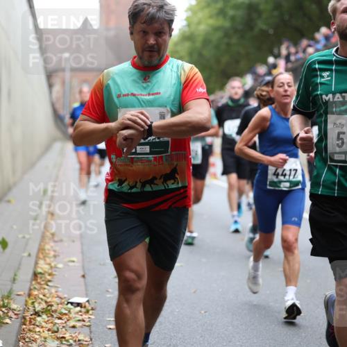 05.10.2025 - 20. swb-Marathon Bremen Michael Strokosch http://msf.ph/oto/9221739 05.10.2025 12:56:33 Laufen 20, 25, 4417, 5119, 04830 meine-sportfotos.de