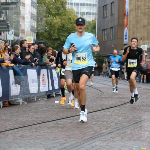 05.10.2025 - 20. swb-Marathon Bremen Strokosch-Dieckow http://msf.ph/oto/9221741 05.10.2025 10:39:49 Ziel 9213, 9922, 10052, 10171, 10175, 10176, 10753, 11335 meine-sportfotos.de