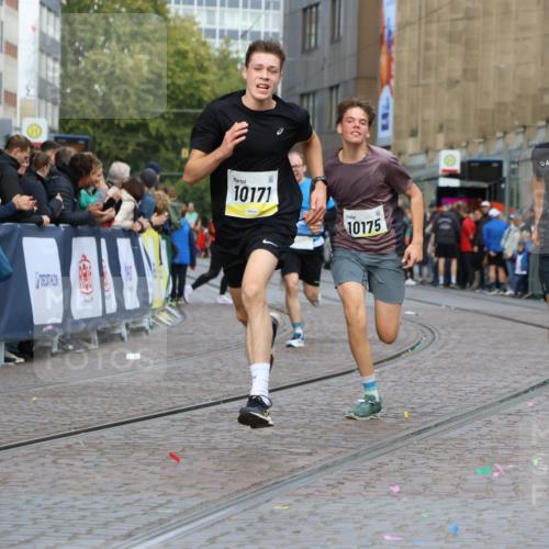 05.10.2025 - 20. swb-Marathon Bremen Strokosch-Dieckow http://msf.ph/oto/9221756 05.10.2025 10:39:51 Ziel 9213, 9922, 10052, 10171, 10175, 10176, 11335 meine-sportfotos.de