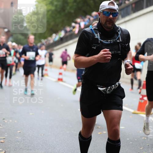 05.10.2025 - 20. swb-Marathon Bremen Michael Strokosch http://msf.ph/oto/9221759 05.10.2025 12:56:39 Laufen 2075, 5 meine-sportfotos.de