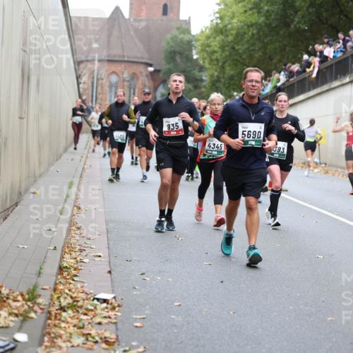 05.10.2025 - 20. swb-Marathon Bremen Michael Strokosch http://msf.ph/oto/9221762 05.10.2025 12:56:41 Laufen 5488, 935, 4345, 5690, 593, 18 meine-sportfotos.de