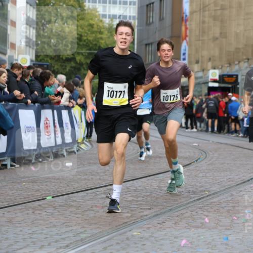05.10.2025 - 20. swb-Marathon Bremen Strokosch-Dieckow http://msf.ph/oto/9221763 05.10.2025 10:39:51 Ziel 9213, 9922, 10052, 10171, 10175, 10176, 11335 meine-sportfotos.de