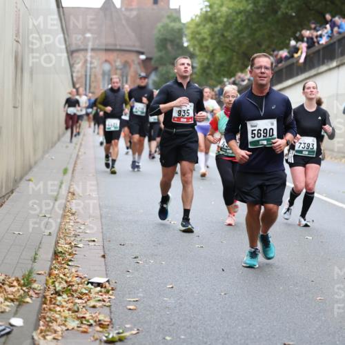 05.10.2025 - 20. swb-Marathon Bremen Michael Strokosch http://msf.ph/oto/9221764 05.10.2025 12:56:41 Laufen 935, 5690, 7393 meine-sportfotos.de