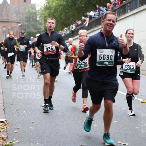 05.10.2025 - 20. swb-Marathon Bremen Michael Strokosch http://msf.ph/oto/9221766 05.10.2025 12:56:42 Laufen 4218, 935, 4345, 5690, 7393 meine-sportfotos.de