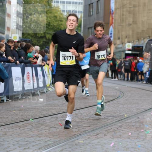05.10.2025 - 20. swb-Marathon Bremen Strokosch-Dieckow http://msf.ph/oto/9221768 05.10.2025 10:39:51 Ziel 9213, 9922, 10052, 10171, 10175, 10176, 11335 meine-sportfotos.de