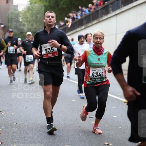 05.10.2025 - 20. swb-Marathon Bremen Michael Strokosch http://msf.ph/oto/9221769 05.10.2025 12:56:43 Laufen 6625, 935, 20, 4345, 5690, 2 meine-sportfotos.de