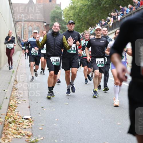 05.10.2025 - 20. swb-Marathon Bremen Michael Strokosch http://msf.ph/oto/9221773 05.10.2025 12:56:44 Laufen 5327, 7388, 5488, 2, 19, 62, 6435, 935 meine-sportfotos.de
