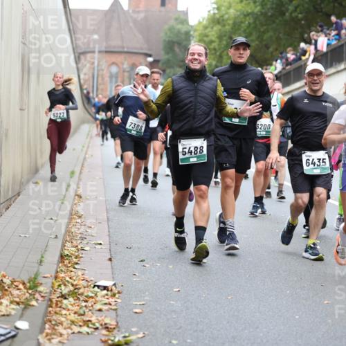 05.10.2025 - 20. swb-Marathon Bremen Michael Strokosch http://msf.ph/oto/9221774 05.10.2025 12:56:45 Laufen 5327, 7388, 5488, 6200, 6435, 4126, 5531 meine-sportfotos.de