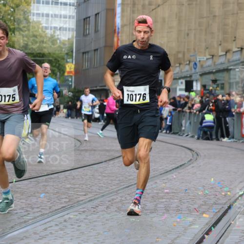 05.10.2025 - 20. swb-Marathon Bremen Strokosch-Dieckow http://msf.ph/oto/9221775 05.10.2025 10:39:53 Ziel 9213, 9922, 10052, 10171, 10175, 10176, 11335 meine-sportfotos.de