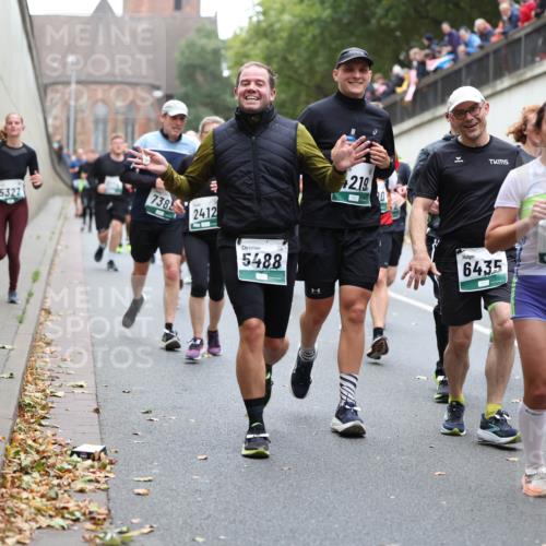 05.10.2025 - 20. swb-Marathon Bremen Michael Strokosch http://msf.ph/oto/9221776 05.10.2025 12:56:45 Laufen 5327, 738, 24, 12, 5488, 2, 19, 6435, 4126, 5531 meine-sportfotos.de