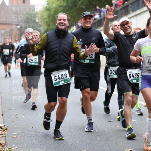 05.10.2025 - 20. swb-Marathon Bremen Michael Strokosch http://msf.ph/oto/9221777 05.10.2025 12:56:46 Laufen 5327, 24, 12, 5488, 19, 308, 6435, 4126 meine-sportfotos.de