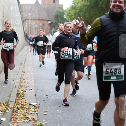 05.10.2025 - 20. swb-Marathon Bremen Michael Strokosch http://msf.ph/oto/9221778 05.10.2025 12:56:47 Laufen 5327, 2412, 388, 769, 5488, 08 meine-sportfotos.de