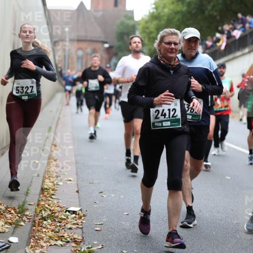 05.10.2025 - 20. swb-Marathon Bremen Michael Strokosch http://msf.ph/oto/9221780 05.10.2025 12:56:47 Laufen 5327, 24, 12, 38 meine-sportfotos.de