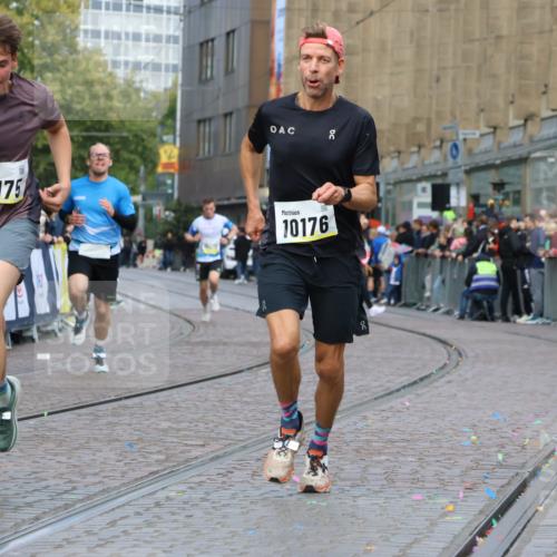 05.10.2025 - 20. swb-Marathon Bremen Strokosch-Dieckow http://msf.ph/oto/9221782 05.10.2025 10:39:53 Ziel 9213, 9922, 10052, 10171, 10175, 10176, 11335 meine-sportfotos.de