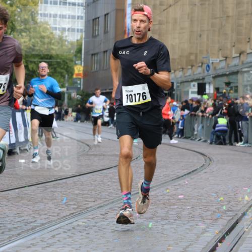 05.10.2025 - 20. swb-Marathon Bremen Strokosch-Dieckow http://msf.ph/oto/9221786 05.10.2025 10:39:53 Ziel 9213, 9922, 10052, 10171, 10175, 10176, 11335 meine-sportfotos.de