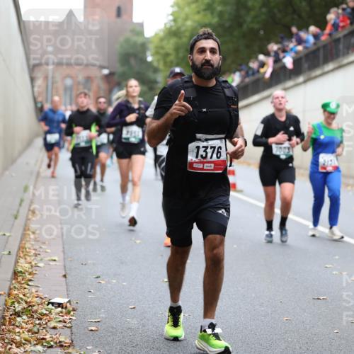 05.10.2025 - 20. swb-Marathon Bremen Michael Strokosch http://msf.ph/oto/9221791 05.10.2025 12:56:53 Laufen 3951, 1376, 01221, 7003, 510, 07267 meine-sportfotos.de