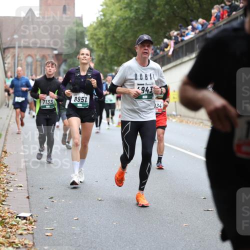 05.10.2025 - 20. swb-Marathon Bremen Michael Strokosch http://msf.ph/oto/9221793 05.10.2025 12:56:54 Laufen 8951, 7133, 943, 34, 1376 meine-sportfotos.de