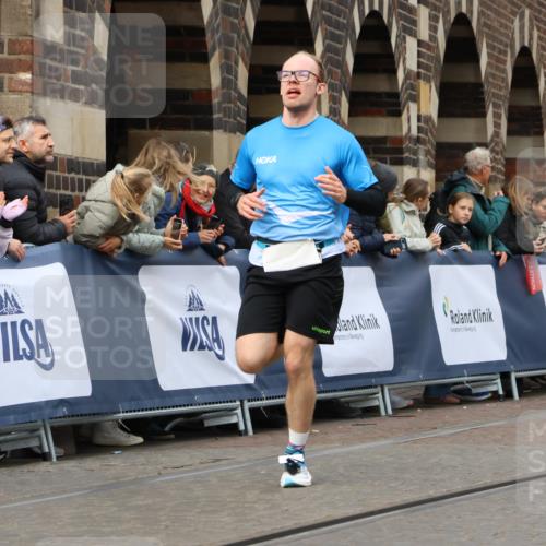 05.10.2025 - 20. swb-Marathon Bremen Strokosch-Dieckow http://msf.ph/oto/9221794 05.10.2025 10:39:56 Ziel 9213, 10276 meine-sportfotos.de