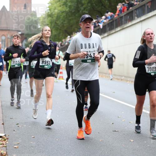 05.10.2025 - 20. swb-Marathon Bremen Michael Strokosch http://msf.ph/oto/9221795 05.10.2025 12:56:54 Laufen 7133, 339, 8951, 943, 7003, 2131 meine-sportfotos.de