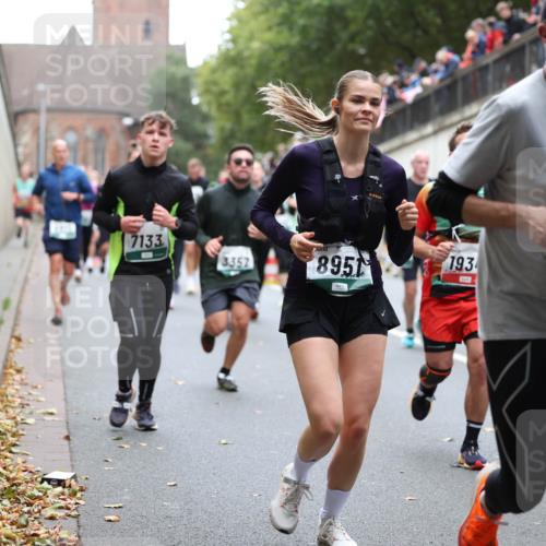 05.10.2025 - 20. swb-Marathon Bremen Michael Strokosch http://msf.ph/oto/9221797 05.10.2025 12:56:55 Laufen 7133, 3357, 8951, 193, 943 meine-sportfotos.de