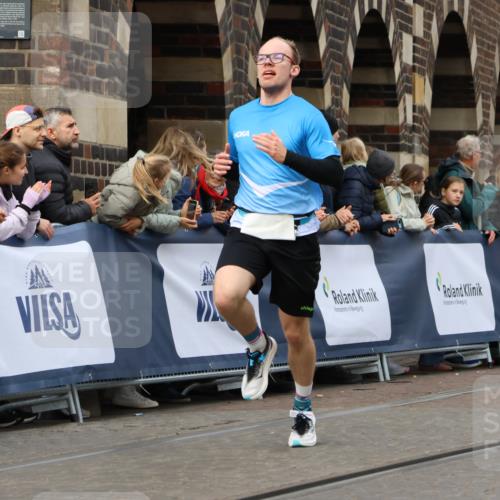 05.10.2025 - 20. swb-Marathon Bremen Strokosch-Dieckow http://msf.ph/oto/9221798 05.10.2025 10:39:56 Ziel 9213, 10276 meine-sportfotos.de
