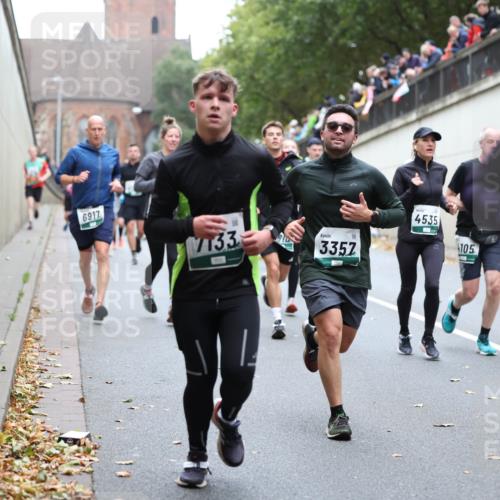 05.10.2025 - 20. swb-Marathon Bremen Michael Strokosch http://msf.ph/oto/9221800 05.10.2025 12:56:56 Laufen 6917, 7133, 3357, 4535, 105, 8 meine-sportfotos.de