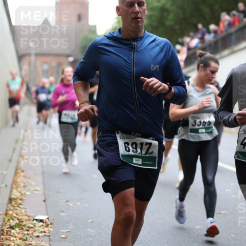 05.10.2025 - 20. swb-Marathon Bremen Michael Strokosch http://msf.ph/oto/9221808 05.10.2025 12:56:59 Laufen 6917, 3366, 4475 meine-sportfotos.de