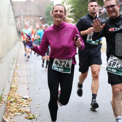05.10.2025 - 20. swb-Marathon Bremen Michael Strokosch http://msf.ph/oto/9221814 05.10.2025 12:57:01 Laufen 4324, 8, 5849 meine-sportfotos.de