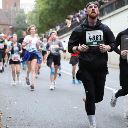 05.10.2025 - 20. swb-Marathon Bremen Michael Strokosch http://msf.ph/oto/9221836 05.10.2025 12:57:10 Laufen 4195, 3, 4881, 4765 meine-sportfotos.de