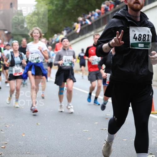05.10.2025 - 20. swb-Marathon Bremen Michael Strokosch http://msf.ph/oto/9221838 05.10.2025 12:57:10 Laufen 990, 4194, 48, 81, 4765 meine-sportfotos.de
