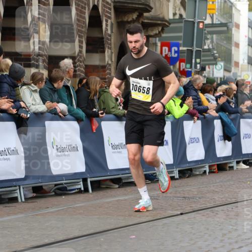 05.10.2025 - 20. swb-Marathon Bremen Strokosch-Dieckow http://msf.ph/oto/9221856 05.10.2025 10:40:21 Ziel 10070, 10565, 10658 meine-sportfotos.de